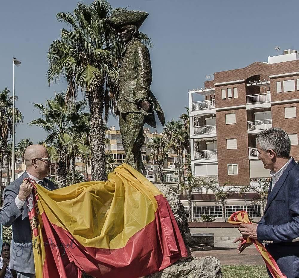 Acto junto a la escultura del marinero