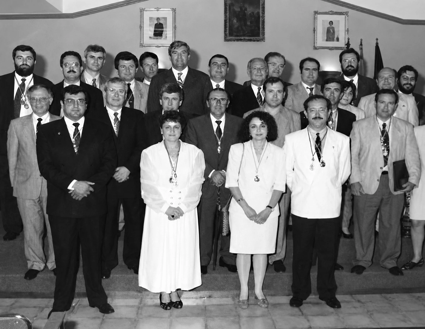 Pleno de investidura, fotografía histórica restaurada en blanco y negro