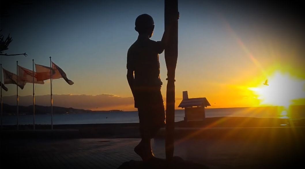 Atardecer junto al monumento del marinero en Torre del Mar